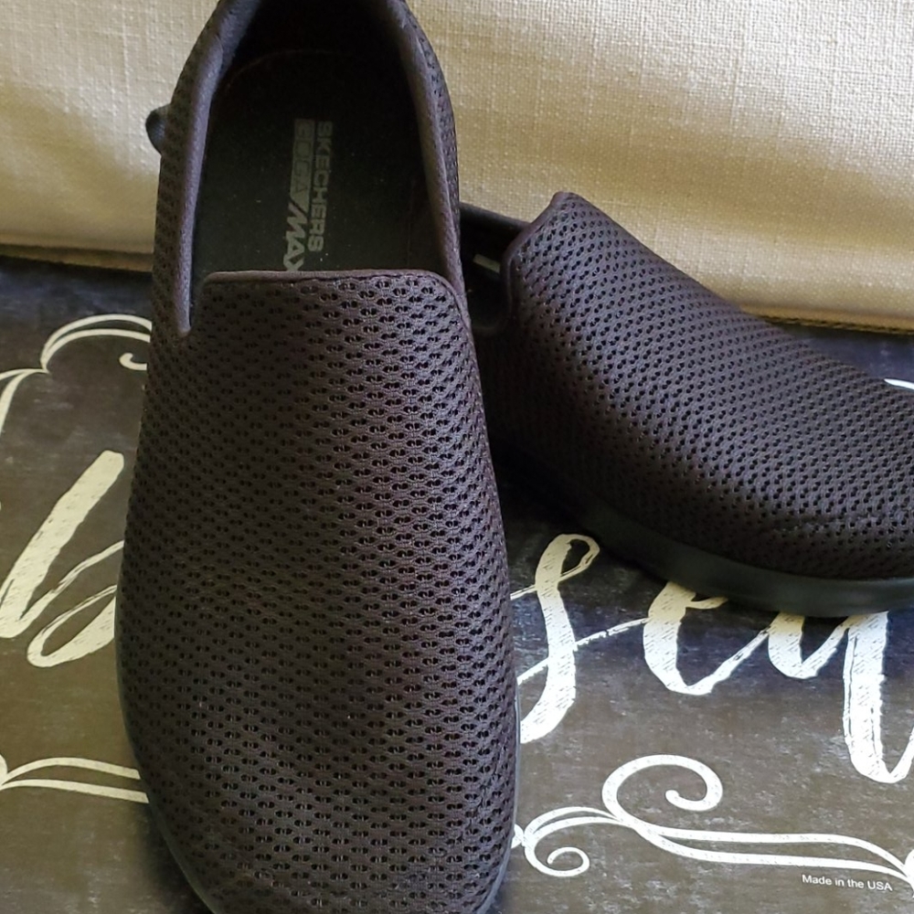 Sketchers slipon Womens 8.5 goga max